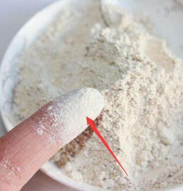 女人有螨虫脸部坑坑洼洼，药店2块钱一包中药粉，去螨虫提亮肤色