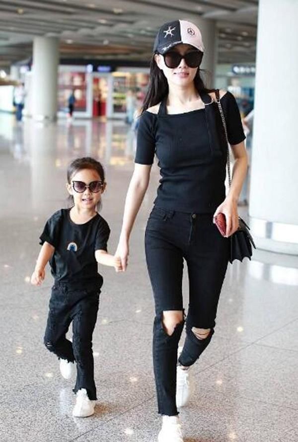 李小璐豁出去了，短裤再往上0.9cm就全露了，网友:真敢穿