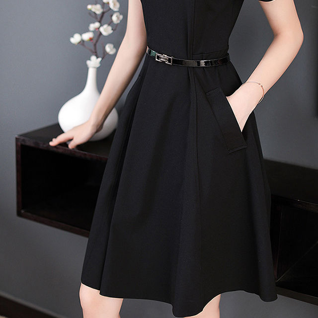 夏季到了妹子要露出香肩才迷人，一条一字肩连衣裙，尽显妩媚动人