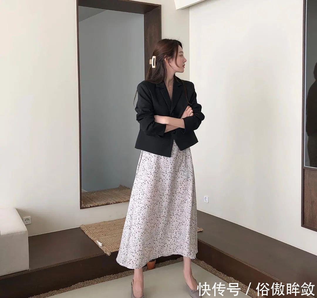  #出门#短西装外套+裙子搭配，出门踏青这样穿，美得路人都侧目