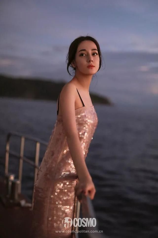 海边的迪丽热巴晒不黑又不脱妆，清凉