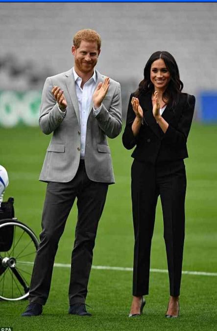 凯特王妃常穿运动鞋,而梅根一直穿高跟鞋,梅根为了缩小身高差!