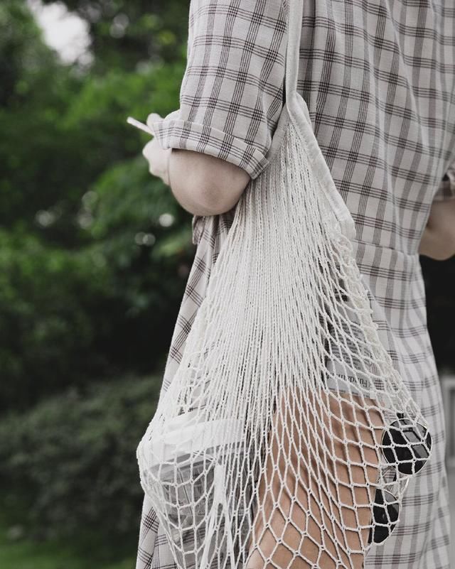  「奶奶」奶奶爱背的“水果网兜”，如今又走上了时尚前沿，时髦精必须盘它
