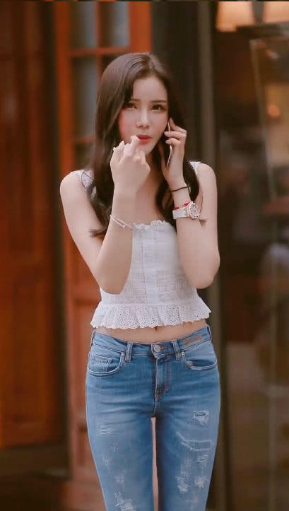 在人群中多看了你一眼，只因你身着一件蓝色牛仔裤，网友呼：女神