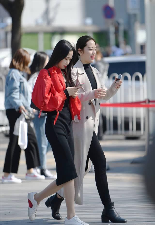  #脚下一双#春天也可以搭配裙子出门，这九款裙子，时尚的你更喜欢哪一款？