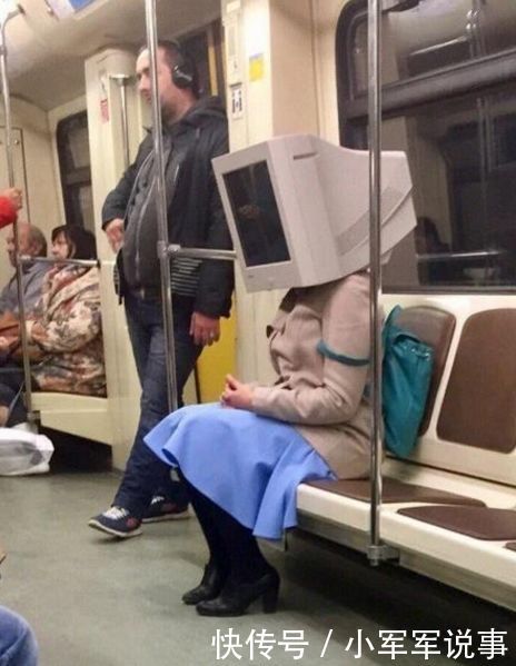 穿红裙子的姑娘，总觉你的身高不对，你这高跟鞋比你的脚还长！