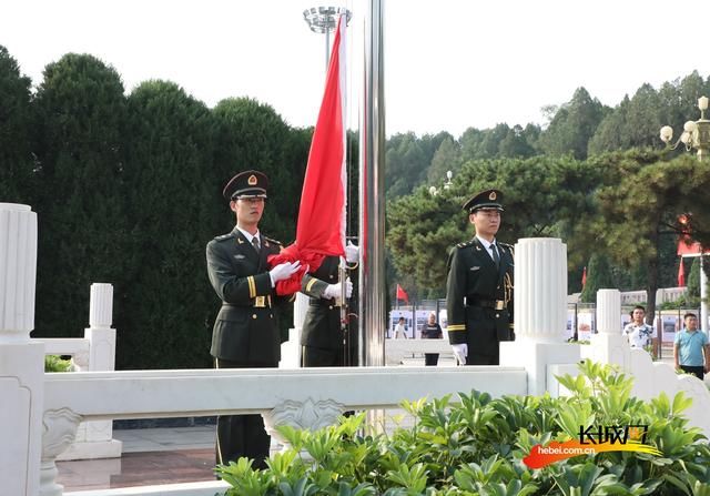 高清大图！参观者在西柏坡纪念馆观看阅兵式