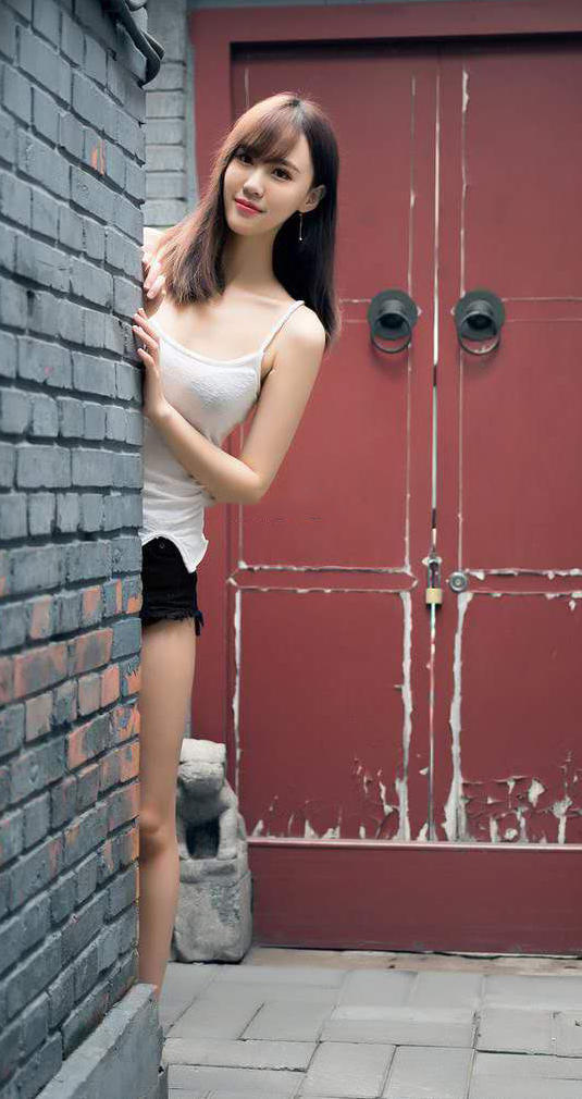 邻家小美女，黑色短裤秀出一双白皙的美腿，吊带感觉一扯就断