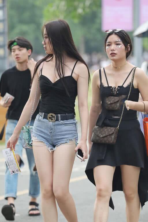 成熟小姐姐黑色细吊带勾勒出玲珑有致的身材曲线,十分迷人