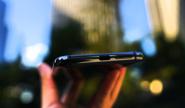 华为Mate 20 Pro上手体验,后置“浴霸三射”带来别样惊喜。