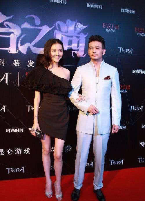 “小包总”的最爱现身机场，原来喜欢这样的，网友：素颜美呆了！