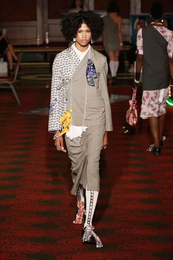 在唐人街的中餐馆打麻将，中式旗袍和解构西装完美结合，打造最中