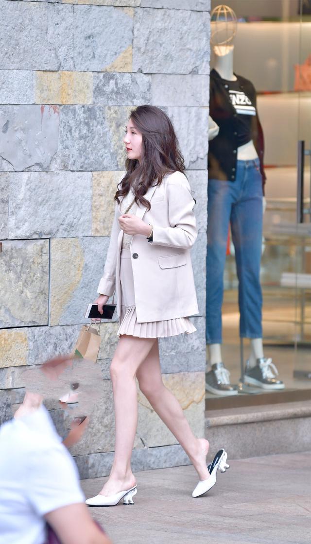 街拍：美女们个个都是“小腰精”，好身材一览无余