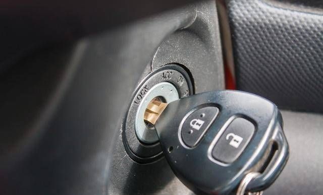 汽车发动后,如果你再点火,听到打牙的声音,发动机会受伤吗?