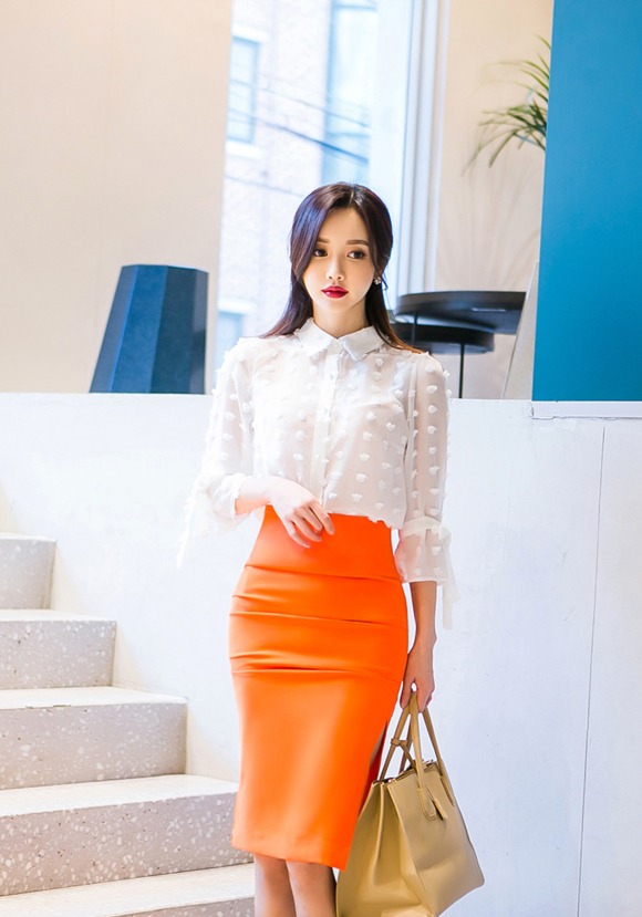 女神孙允珠，彩绘云朵玫瑰雕花透明白衬衫