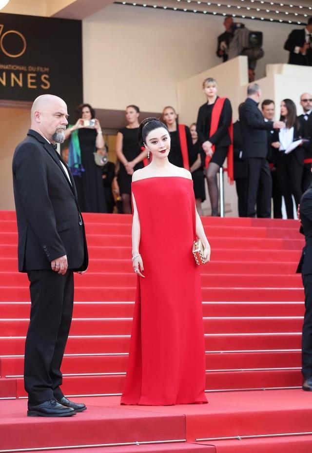 范冰冰与刘雯穿红裙同台比美，范冰冰颜值完胜，却输了在这一点上