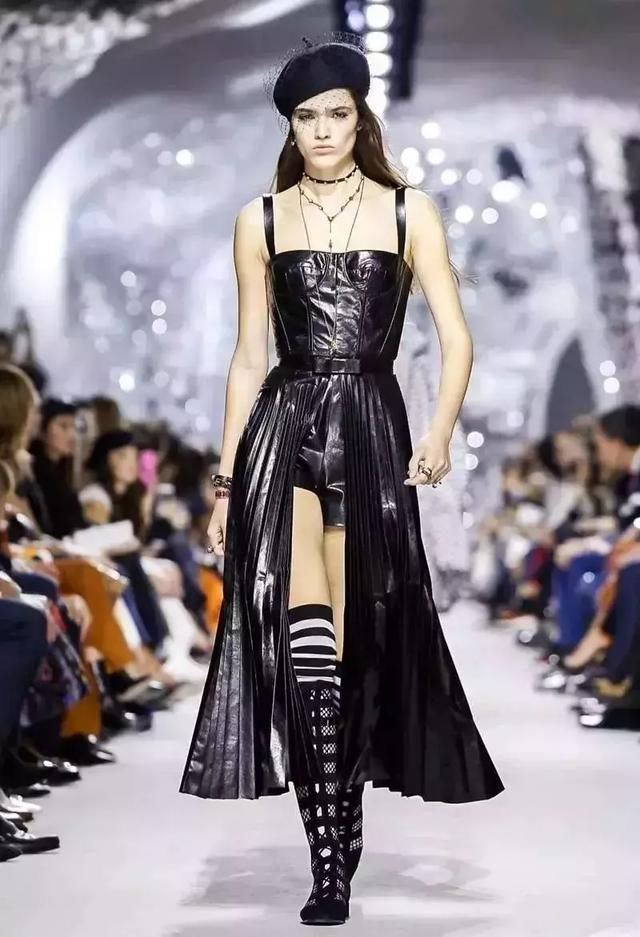 解锁天鹅颈，靠穿衣也能有!试试吴宣仪宋茜的“秀肤”穿搭