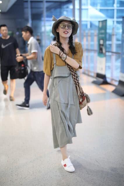 杨颖与李金铭节目相遇，网友：一个女神、一个女神经？