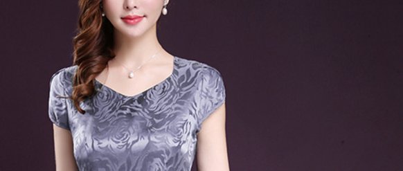 女人一过50岁,建议多穿“贵妇裙”,配双高跟鞋,超美超迷人