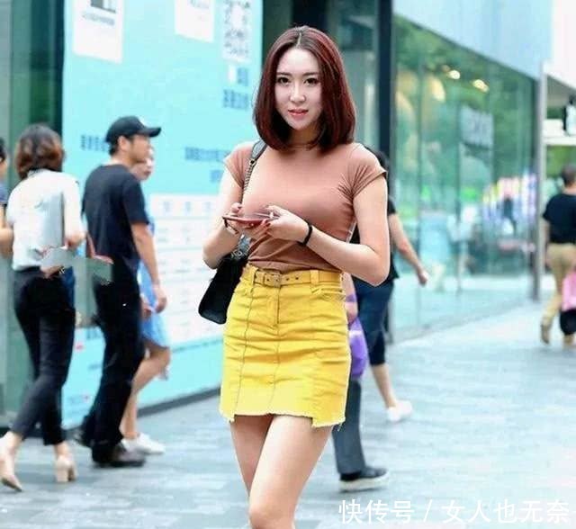 街拍穿着比较时尚性感的小姐姐，看着成熟风韵,身材高挑迷人！