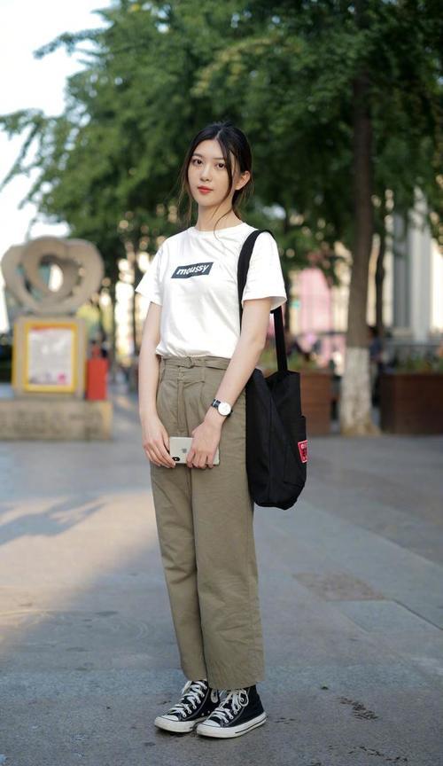 路人街拍，小姐姐穿露肩包臀裙，身姿窈窕，一双大长腿尽显！