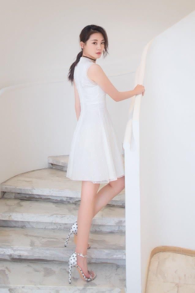 苗苗穿白裙美如仙，当看到她穿的黑白高跟鞋，才知道美丽的代价！