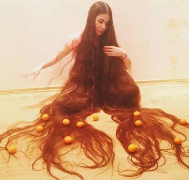 女子15年未剪头发,平时散着都可以拖地,知道原因后让人惊讶