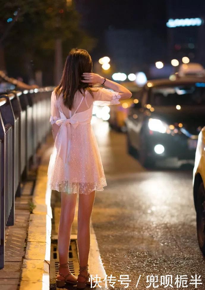  「都市女性」都市女性搭配高跟鞋，让职业装也带着成熟的气息