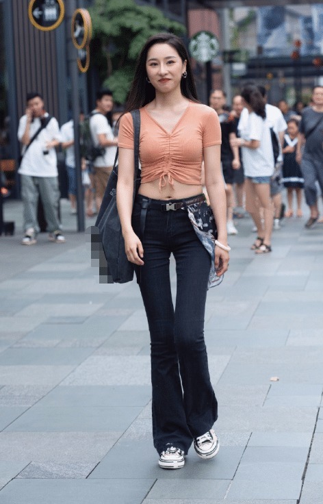  迷人|街拍：小姐姐的复古文艺穿搭, 自信又美丽的笑容很是迷人!