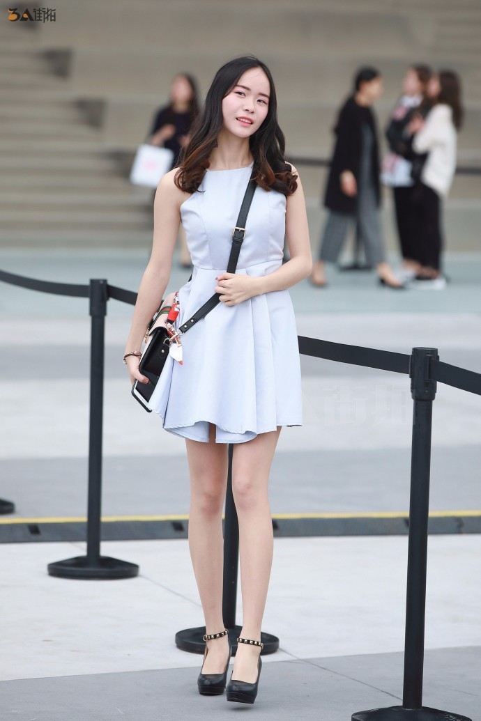 路人街拍，很有气质的小姐姐，不笑比笑要好看