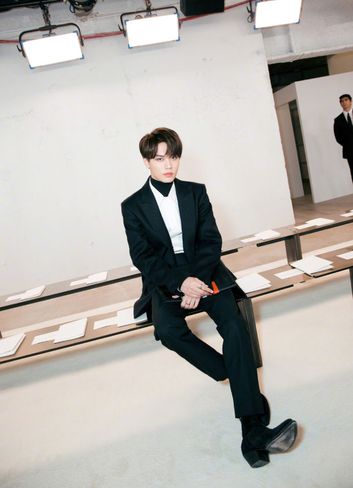 林彦俊纽约时装周，黑白系搭配简洁沉稳，绅士十足!