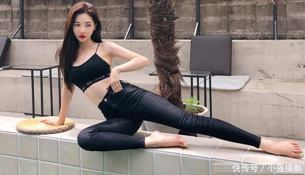 性感的修身牛仔裤小姐姐，给人留下深刻印象！