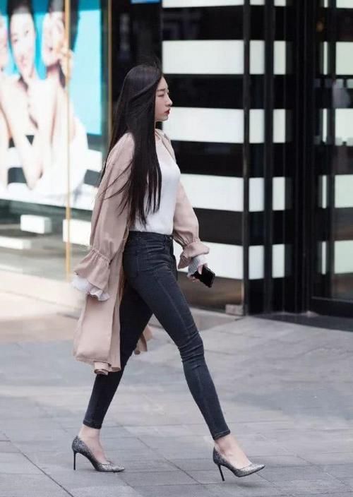 【美女】潮流速递,路人街拍,靓女看起来十分的窈窕,穿简单的短袖T恤,优雅有韵味