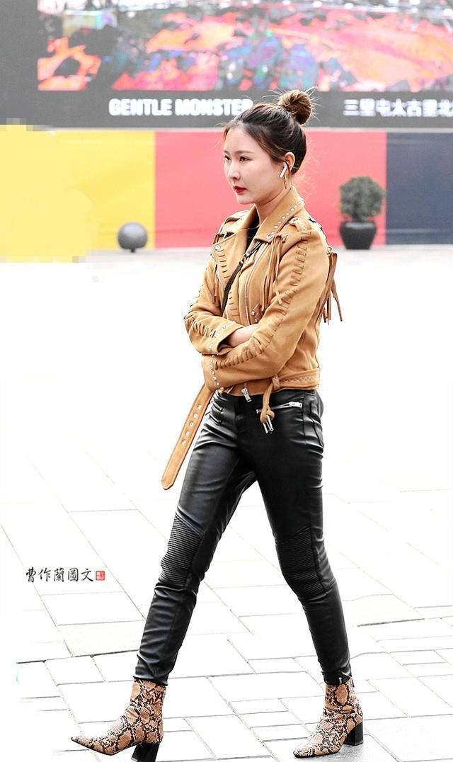  『轻柔』早春暖阳，美女用紧身皮裤配搭春装，穿出轻柔，穿出飒爽英姿