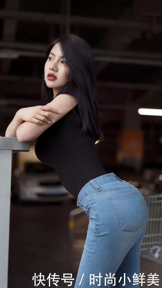 街拍：不张扬的紧身白上衣，小姐姐简繁得当，端庄典雅