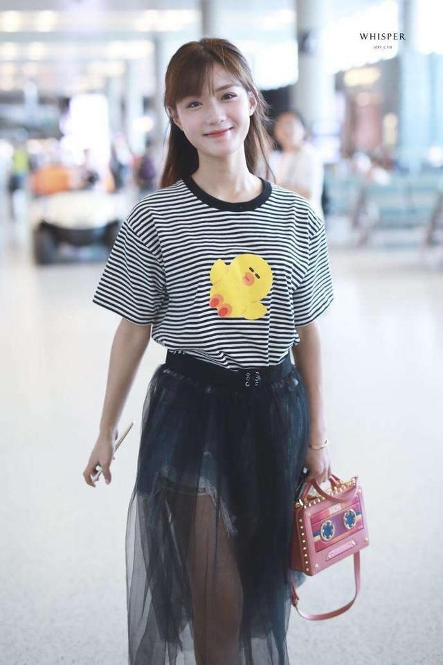 陈意涵个子不高腿却让人服气,T恤搭短裤现身,一双美腿惊艳全场