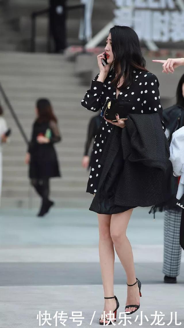 『连衣裙』街拍:美女一字带的高跟凉鞋,走路的姿态也会随之变得更加的迷人