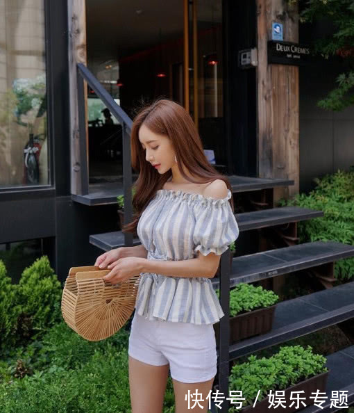 网红小姐姐轻装洋房拍写真，紧致短裤大显白皙长腿