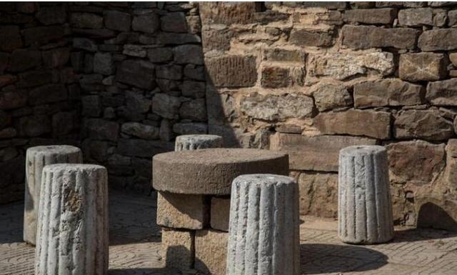 农村喂猪的石槽有人100元收，老农开心的数钱，专家：价值更高