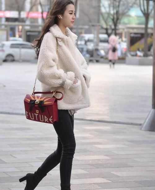  气质■美女时尚街拍：气质优雅的美女，一件白色衬衫配黑色半身裙，时尚达人气质