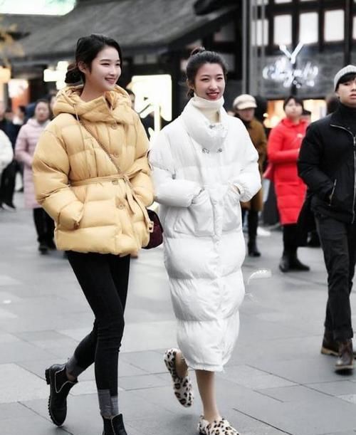 「气质」美女时尚街拍：眉清目秀的美女，一条白色的连衣裙，优雅女神气质范