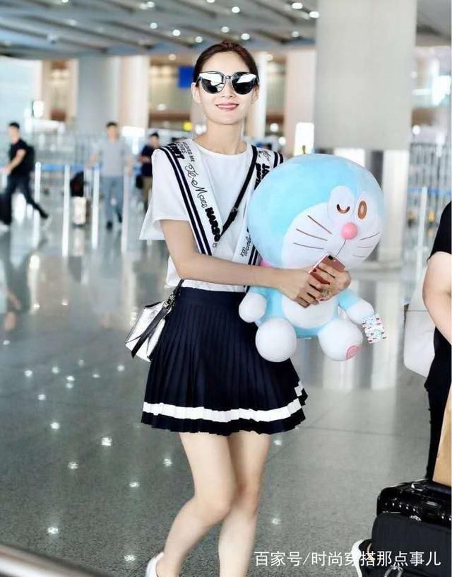 王媛可真会“装”，穿着校服搭配百褶裙，34岁嫩成18岁少女样