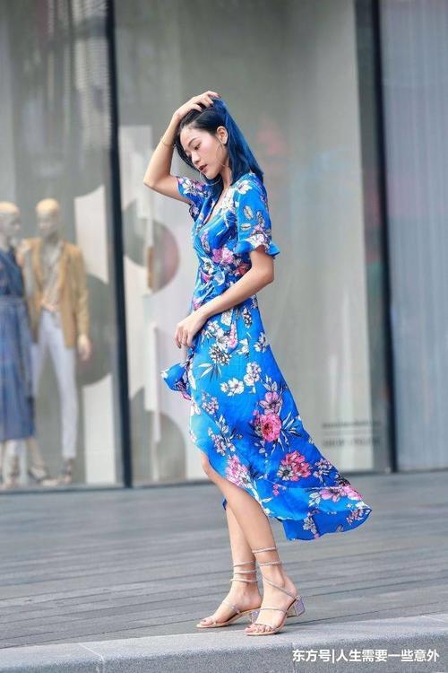 街拍美女,简单时尚的穿搭让夏天美不胜收,两对双胞胎哪对好看?