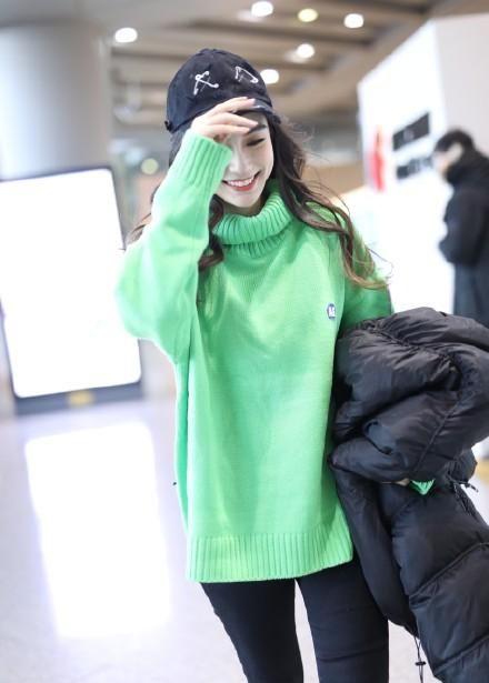  『内搭』Angelababy穿羽绒服也不显胖，配圆领衬衫紧身裤，身材好就是任性