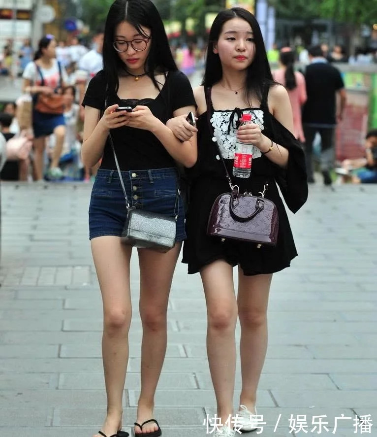 两小无猜小闺蜜,风格穿搭惹人醉,一个青春一个清纯