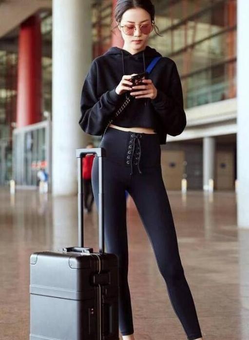 身材曲线感强的小姐姐搭配打底裤，展现的身段更为傲慢，气息迷人