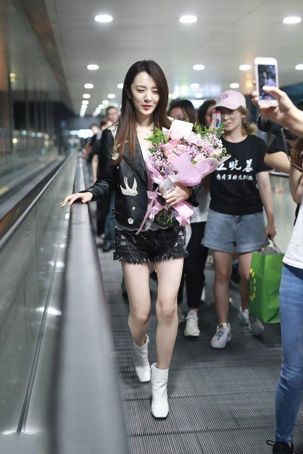 王晓晨长了一双“假腿”?瘦成两根针，下巴却胖出褶!