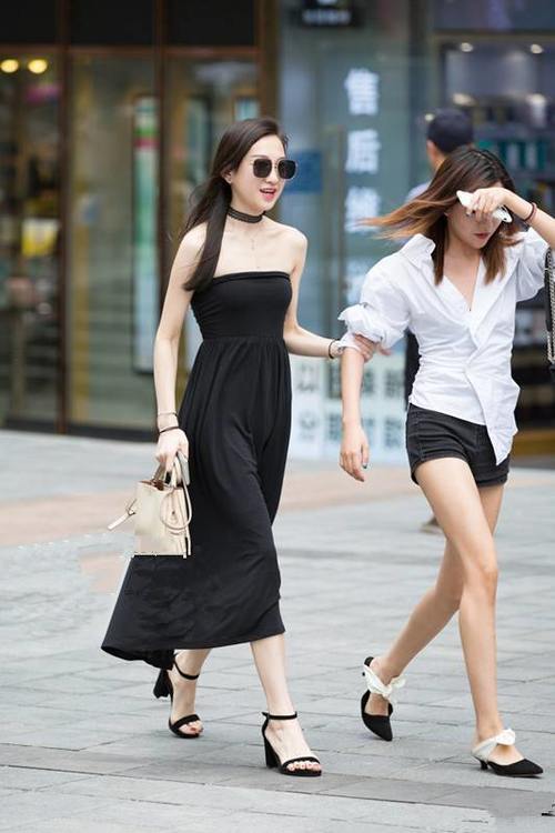 路人街拍，小姐姐穿露脐装配紧身裤，秀出女性娇柔美丽，十分养眼