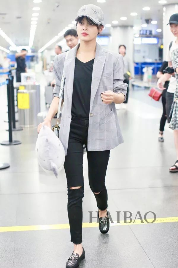 李小璐高调复出靠母女装扮嫩?刘雯一裤两穿太会搭…【海报街拍】