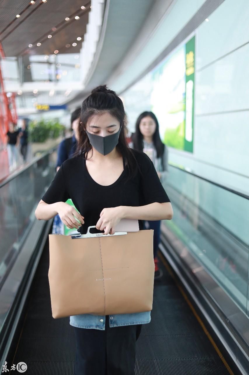 张含韵现身北京机场,身穿呆带T恤变身性感女神